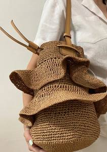 กระเป๋าถือทรงถังทำจากเส้นใยราฟเฟียสุดหรู พร้อมระบายแบบ Aurelia  กระเป๋าโท้ททำมือรักษ์โลกสำหรับฤดูร้อน ตกแต่งด้วยหนัง ดีไซน์เฉพาะตัว - Product Image 4