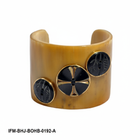 Bracelet manchette large en corne de buffle naturelle pour femme avec incrustations de boutons sculptés, fait main, style statement, idéal pour les soirées