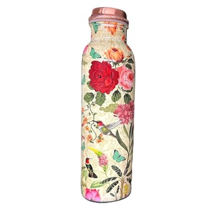 Superbe bouteille d'eau en cuivre imprimée de roses rouges pour l'extérieur, commandes en gros, verres de santé ayurvédiques pour les cadeaux et les voyages - Product Image 1