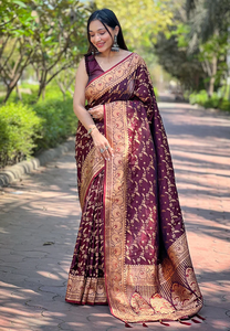 Saree Wanita Sutra Katan Banarasi Jaal Warna Merah Marun Tua dengan Tenun Zari yang Rumit, Cocok untuk Pesta, Tradisional, Musim Panas, Anti Kusut, dan Melindungi dari Sinar Matahari