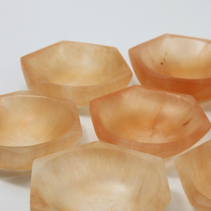 Bol sculpté en sélénite orange de haute qualité avec motif cœur et lune pour la décoration intérieure et le Feng Shui - Product Image 4