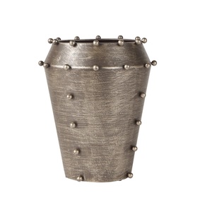 Vase à fleurs en aluminium léger tendance avec surface polie en or fait pour la décoration de fête de mariage ou de couloir - Product Image 5