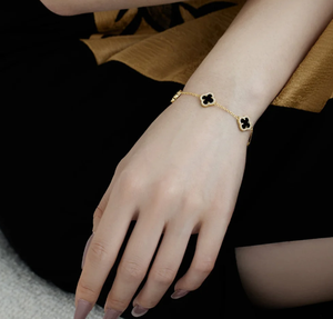 Exquisita Pulsera de Trébol de Cuatro Hojas con Diamantes Moissanite y Zafiros, Pulsera Floral en Oro Blanco - Product Image 2