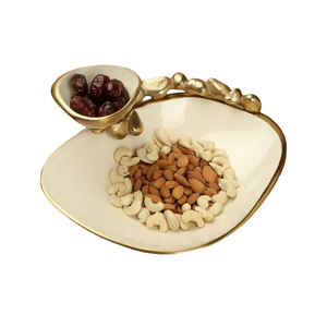 Plateau de service en métal au design martelé avec finition dorée pour les collations aux fruits et le dîner Décor parfait Plateaux pour casseroles et assiettes - Product Image 3