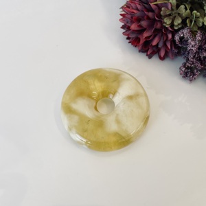 Colgante de Ámbar Báltico Amarillo y Blanco en Forma de Donut, Collar de Ámbar Natural Circular; Colgante Único de Ámbar Báltico en Forma de Donut - Product Image 1