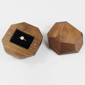 Caja de anillo Hexagonal de madera tradicional Premium, soporte de joyería moderno para regalar, proponer boda - Product Image 4