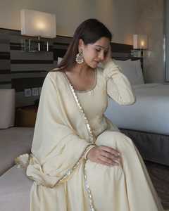 Robe Anarkali de créateur 3 pièces avec séquence élégante et broderie parfaite pour les fêtes, les mariages et les occasions festives - Product Image 4