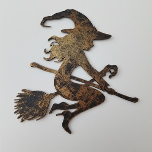 Ornement fantôme décoratif en tôle de fer avec finition patinée et détails artisanaux conçus pour créer une charmante saison d'Halloween - Product Image 4