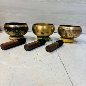 Bol chantant artisanal en métal en bronze sur le thème bouddhiste traditionnel pour la thérapie par le son et la guérison des chakras - Product Image 3