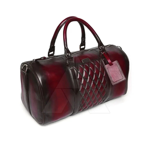 Bolsa de Viaje de Cuero, Diseño Acolchado, Color Granate, Bolsa de Fin de Semana, Cierre de Cremallera, Material Resistente - Product Image 3