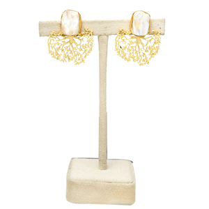 Boucles d'oreilles clous ethniques plaquées or pour femmes, avec perles d'huîtres d'eau douce, en laiton, motif feuille longue, pour occasions spéciales et anniversaires - Product Image 3