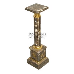 Pedestal de Mármol Marrón Emperador Oscuro de Lujo con Detalles Ornamentales de Latón Dorado - Product Image 2