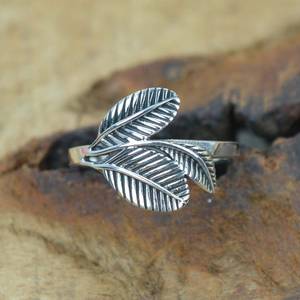Anillo de Hoja Simple en Plata de Ley 925, Joyería Minimalista Hecha a Mano para Mujer - Product Image 3