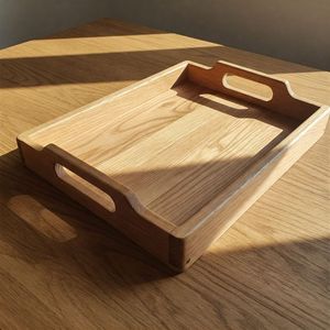 Plateau de service en bois adapté aux intérieurs de style bohème, ajoutant des tons terreux naturels grâce à sa présence artisanale en bois. - Product Image 2