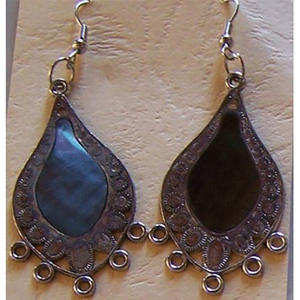 Boucle d'oreille en coquille de moule noire avec motif sculpté en acier inoxydable, bijoux de mode en forme de coquille - Product Image 3