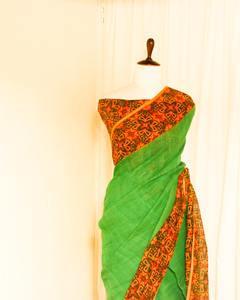 Ropa para bodas y festivales Pure Handloom Black con Sari de seda de lino rojo disponible a precio mayorista - Product Image 6