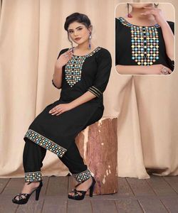 Ropa de fiesta de tendencia y diseñador blusa bordada Damas Indias mujeres cosidas confeccionadas precio bajo venta al por mayor Surat - Product Image 4