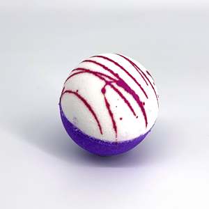 Bombe de bain bio artisanale SPELL'S GOOD aux parfums Lait, Rose et Lavande, relaxante et hydratante, en forme de boule effervescente, disponible en OEM - Product Image 1