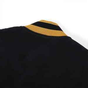 Chaqueta Universitaria Negra/Dorada de Satén para Hombre y Mujer, Chaqueta Bomber Ligera con Forro de Cinta Personalizada y Bordado Griego - Product Image 3