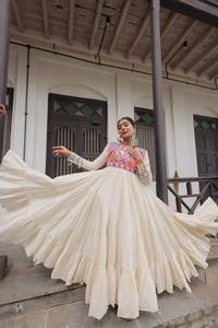 ชุดเดรสสตรีสมัยใหม่สำหรับเทศกาลนวราตรีและงานกาบาร์ ดีไซน์แบบกลับด้านได้ - Product Image 6