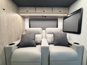 Camping-car 4x4 tout-terrain en excellent état pour expéditions |   Camping-car de luxe autonome en aluminium et acier pour le camping en extérieur 4-6 personnes - Product Image 5