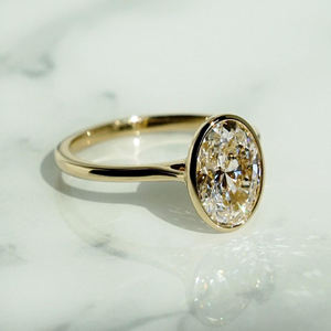 Ensemble de lunette Bague Moissanite ovale allongée de 3 ct avec éclat de glace pilée Bague de fiançailles moderne et intemporelle faite à la main en or massif - Product Image 1