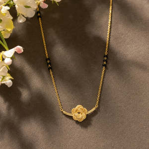 Collier Torque Mangalsutra en Or 9Kt Fleur Épanouieuse - Product Image 1