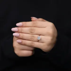 Anillo de Compromiso Solitario con Diamante de Laboratorio de Corte Redondo Clásico - Colección de Diamantes Elegantes - Product Image 2