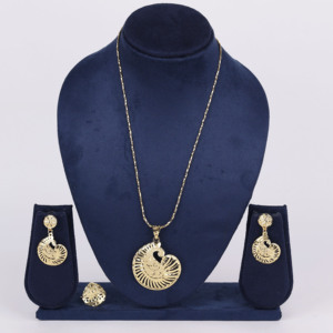 Ensemble de pendentifs traditionnels en laiton plaqué or pour femmes taille réglable personnalisable pour mariages anniversaires et fêtes - Product Image 1