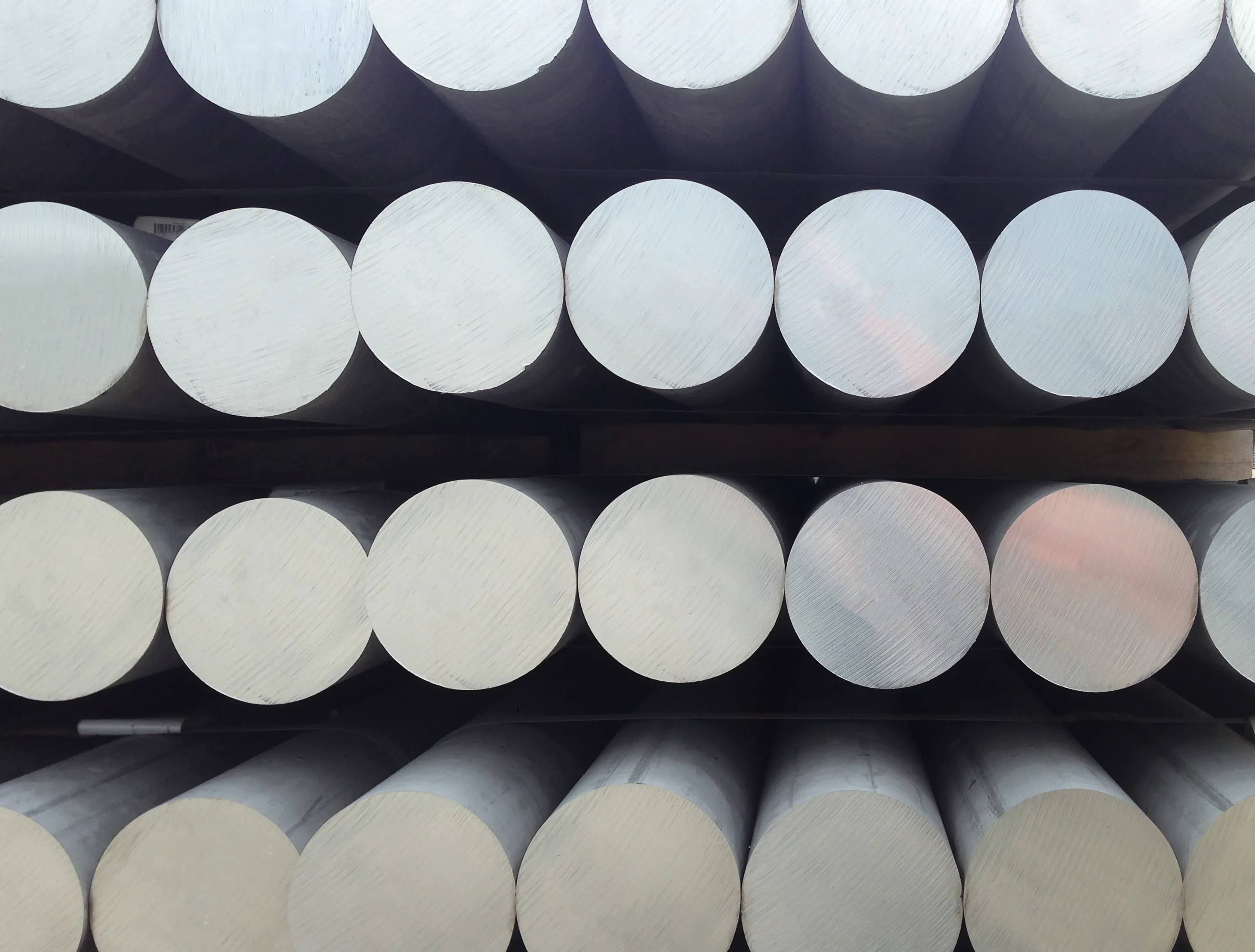 उच्च कार्बन उच्च मिश्र धातु इस्पात गुणवत्ता वाले चाकू धातु उत्पाद क्राफ्टिंग और ब्लेड को बढ़ाना 1.2743 60NiCrMoV12-4