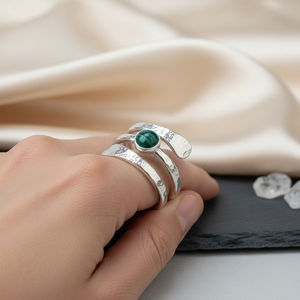 Bague élégante en argent avec pierre précieuse malachite, design martelé, bande empilable unique - Product Image 1