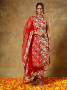 Conjunto de traje de algodón con cuello halter rojo GUZARISH con motivo étnico |   Kurta de Algodón Puro Estampada con Palazzos y Dupatta, Ropa Festiva para Mujer - Product Image 6