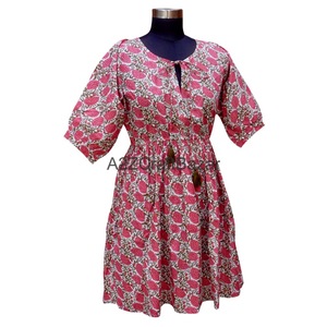 Robes courtes en coton faites à la main pour femmes - Longueur genou, coupe trapèze, imprimé floral, dentelle, écologiques, coupe décontractée, design moderne, respirantes - Product Image 4