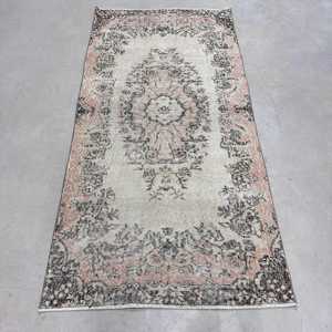 Tapis turc à accents orientaux 3,2x6,4 pieds, tapis en laine rose vintage - Product Image 1