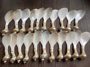 Cuillère de luxe vietnamienne en coquille de conque avec incrustation de nacre, finition miroir argentée de qualité supérieure, élégante pour caviar et desserts fins, export - Product Image 4