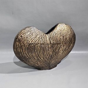 Vase moderne artisanal en métal doré avec texture d'écorce d'arbre et bords dentelés uniques pour un style décoratif élégant - Product Image 2