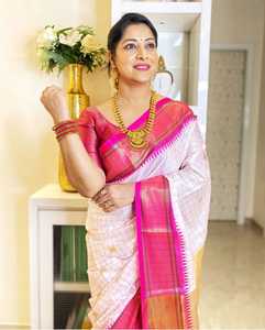 Borde de tejido dorado de seda de algodón pesado de último diseñador con blusa de contraste Saree - Product Image 4