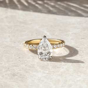 Anillo de compromiso de moissanita de corte de pera alargado de 2 quilates Elegante forma de lágrima cónica con brillo brillante en oro amarillo sólido - Product Image 1