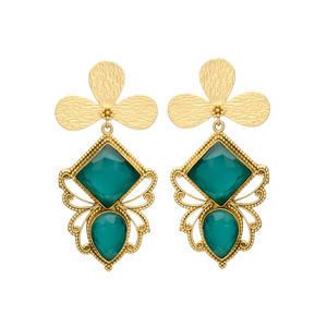 Nueva llegada Pendientes de gota en forma de pétalo de tono dorado con pendientes de latón de piedras preciosas verdes - Product Image 1