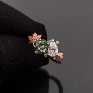 Anillo de compromiso de oro rosa de dos piedras con diamante cultivado en laboratorio en forma de pera, turmalina verde menta con diseño de hoja de arce ramita - Product Image 4