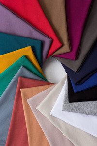 T-Shirt nera da 190gsm Casual a o-collo t-Shirt con manica corta di alta qualità cotone 100% Markdown vendita solidi essenziali