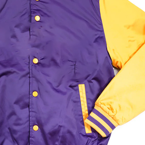 Chaqueta Varsity Premium Morada y Dorada, Corte Ajustado, Estilo Urbano, Tipo Béisbol, Cuello en V, Bolsillos con Cremallera, Impermeable - Product Image 3