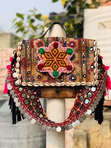 Bolso de mano bohemio BANJARA vintage de gamuza y cuero con flecos, bandolera con forro de algodón y patrón de borlas - Product Image 2