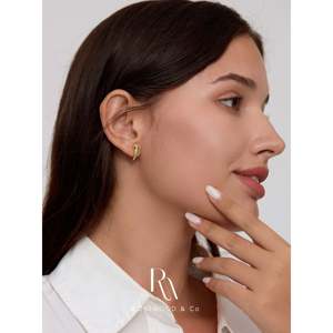 Orecchini a perno delicati in oro vermeil con serpente verde, orecchini a cerchio a forma di serpente ipoallergenici con pavé, regalo per lei - Product Image 4