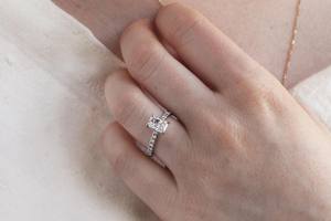 Anillo de compromiso de moissanita de corte radiante de 5x7mm | Anillo de oro o plata con banda de pavé | Joyería fina de Boda nupcial clásica OEM - Product Image 2