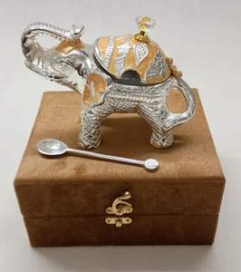 Lampe de coulée traditionnelle en aluminium plaqué argent Kerala Deep Ceremonial Gift in Velvet Box - Product Image 3