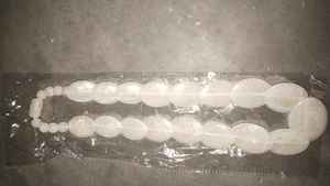 Collar de resina de moda para mujer Diseño elegante y minimalista Disponible Collar de resina para mujer - Product Image 4