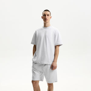 Vente en gros de qualité de luxe personnalisable avec logo, en coton 240 g/m², pour femmes et hommes, coupe oversize à épaules tombantes, grammage lourd et respirant - Product Image 3