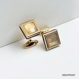 Une paire de boutons de manchette plaqués or 18 carats avec pierres précieuses Fengshui en agate blanche facettée (MSDATRG007) de la collection Tinh Vu - Product Image 2