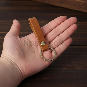 Accesorio de llavero de cuero de primera calidad diseñado para organizar las llaves del hogar, la oficina y del vehículo con un estilo y durabilidad atemporales. - Product Image 3